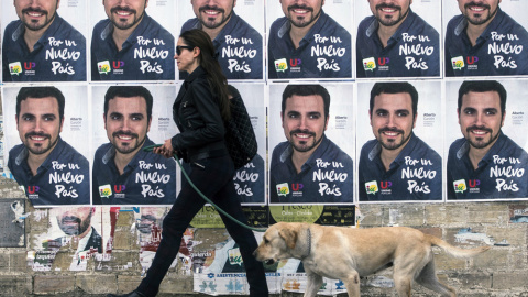 Carteles electorales del candidato a la presidencia del IU, Alberto Garzón, en una pared de una calle de la localidad cordobesa de Baena. EFE/ Rafa Alcaide