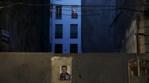 Un cartel electoral de Izquierda Unida-Unidad Popular en el muro de un solar en Madrid.REUTERS/Susana Vera