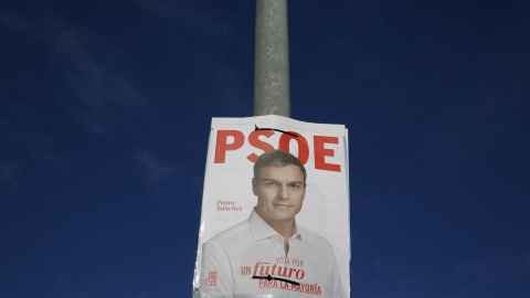 Cartel electoral de Pedro Sanchez en una farola en el pueblo sevillano de  Gelves. REUTERS/Marcelo del Pozo