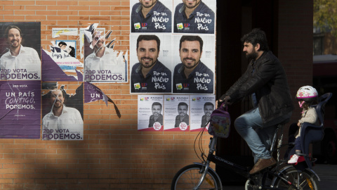 Carteles electorales de diferentes partidos para los comicios generales del 20-D en una pared de una calle de Sevilla. EFE/ Raúl Caro
