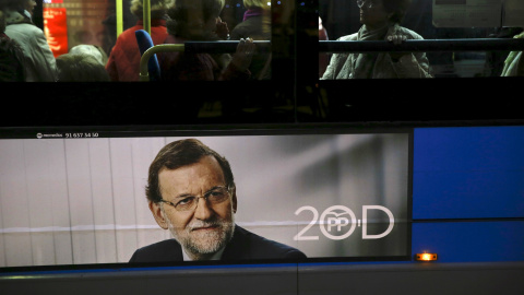 Un cartel de propaganda electoral de Mariano Rajoy en un autobús urbano de Madrid. REUTERS/Susana Vera