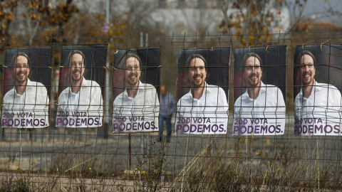 Carteles electorales de Podemos en la valla de un solar en Madrid. REUTERS/Sergio Perez