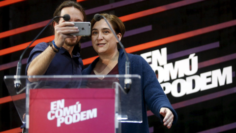 Pablo Iglesias y Ada Colau prefieren retratarse entre ellos.- REUTERS.