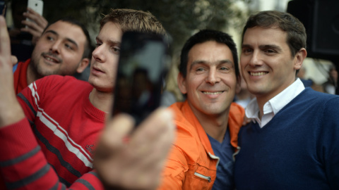 Albert Rivera se retrata con sus seguidores.-  REUTERS