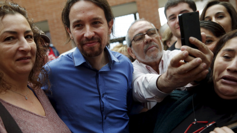 Varias personas rodean a Pablo Iglesias para hacerse un 'selfie'.- REUTERS.