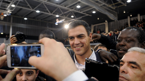Pedro Sánchez y sus 'selfies'.- REUTERS.