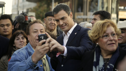 Pedro Sánchez y sus 'selfies'.- REUTERS.