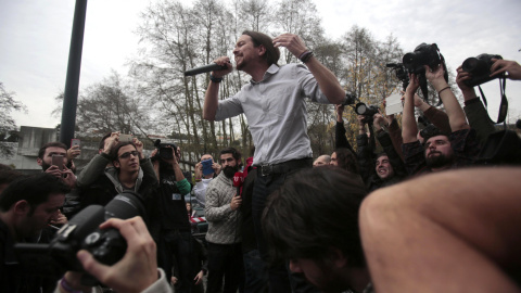 El candidato de Podemos, Pablo Iglesias, se dirige a las cientos de personas que se quedaron fuera del encuentro electoral celebrado en en el aula magna de la Facultad de Economía y Empresa de la Universidad de A Coruña. REUTERS/Miguel Vi El candidato de Podemos, Pablo Iglesias, se dirige a las cientos de personas que se quedaron fuera del encuentro electoral celebrado en en el aula magna de la Facultad de Economía y Empresa de la Universidad de A Coruña. REUTERS/Miguel Vi