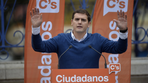 El candidato de Ciudadanos a la Presidencia del Gobierno, Albert Rivera, durante su intervención en el acto político que se ha celebrado en la plaza de Pombo de Santander, con motivo de la campaña electoral. REUTERS/Vincent West