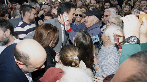 El candidato socialista a la Presidencia del Gobierno, Pedro Sánchez (c), saluda a los simpatizantes a su llegada a un acto público celebrado en la plaza 25 de Mayo de Alicante, con motivo de las elecciones del próximo domingo. EFE/Morell