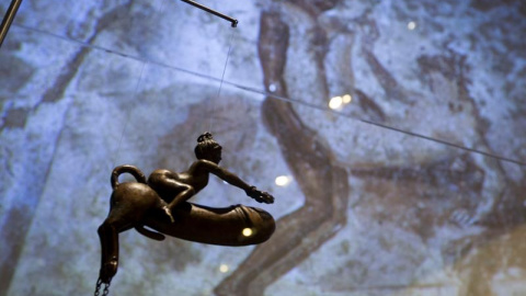 El Tintinabulum, un amuleto en forma de falo, es uno de los 160 objetos de la exposición '¿Te amo?', del Museo de Historia de Cataluña, que propone un viaje sobre la historia del amor y el matrimonio en la sociedad occidental. EFE/Quique Ga