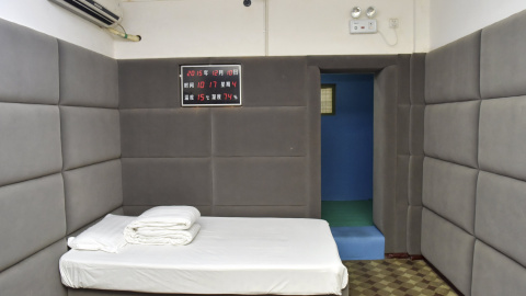 Celda para los funcionarios sospechosos de corrupción en una prisión del suroeste de China. REUTERS/West China Metropolitan Daily/Zhang Lei