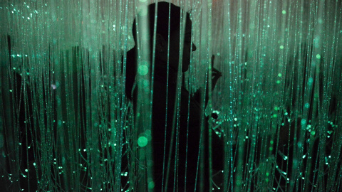 Una mujer interactúa con otras personas en una de las salas del Museo de los Sentimientos, instalado en Nueva York. REUTERS/Stephanie Keith