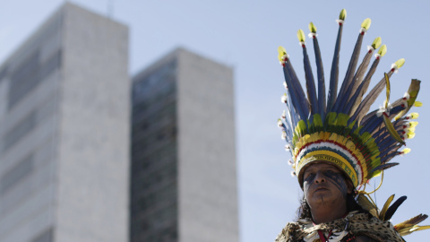 Un indio brasileño asiste a una protesta en contra de la enmienda constitucional (PEC 215), frente al Congreso Nacional en Brasilia. REUTERS/Ueslei Marcelino