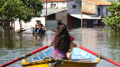 Botes de madera en una calle inundada en Asunción (Paraguay). EFE/Andrés Cristaldo Benítez