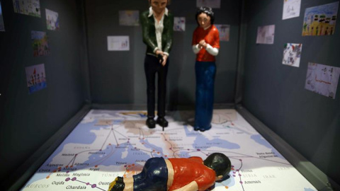 El pequeño Aylán es el protagonista del Belén Solidario instalado por Mensajeros de la Paz en la iglesia de San Antón (calle Hortaleza, 63). Pretende hacer una llamada de atención a la situación de los refugiados a las puertas de Europa, re