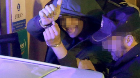 El joven acusado de agredir al presidente del Gobierno, Mariano Rajoy, durante un paseo electoral, tras ser detenido esta tarde en Pontevedra. EFE/Lavandeira jr El joven acusado de agredir al presidente del Gobierno, Mariano Rajoy, durante un paseo electoral, tras ser detenido esta tarde en Pontevedra. EFE/Lavandeira jr