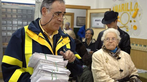 Un cartero de Jaén entrega a primera hora el voto por correo en un colegio electoral de la ciudad - EFE Un cartero de Jaén entrega a primera hora el voto por correo en un colegio electoral de la ciudad - EFE