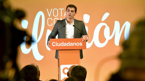 El líder de Ciudadanos, Albert Rivera, durante su intervención en un acto electoral en Bilbao junto a los candidatos de su partido por las circunscripciones vascas. EFE/MIGUEL TOÑA El líder de Ciudadanos, Albert Rivera, durante su intervención en un acto electoral en Bilbao junto a los candidatos de su partido por las circunscripciones vascas. EFE/MIGUEL TOÑA