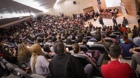 Llenazo en el acto con jóvenes de Alberto Garzón en Málaga./ JOSÉ CAMO (IU) Llenazo en el acto con jóvenes de Alberto Garzón en Málaga./ JOSÉ CAMO (IU)