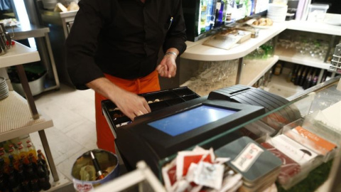 Un camarero cobrando. E.P. Un camarero cobrando. E.P.