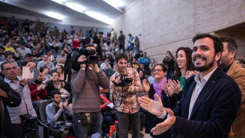 El candidato de IU a la Presidencia del Gobierno, Alberto Garzón, es aclamado a la entrada de la Facultad de Ciencias de la Comunicación en Teatinos Málaga, donde ha mantenido un encuentro con estudiantes. EFE/ Jorge Zapata El candidato de IU a la Presidencia del Gobierno, Alberto Garzón, es aclamado a la entrada de la Facultad de Ciencias de la Comunicación en Teatinos Málaga, donde ha mantenido un encuentro con estudiantes. EFE/ Jorge Zapata