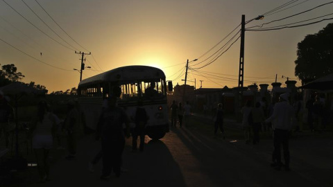 Un viejo omnibus circula en el pueblo de El Rincón, en las afueras del La Habana (Cuba). EFE/Alejandro Ernesto