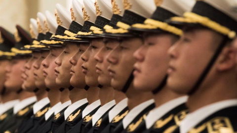 Vista general de la guardia paramilitar antes de la llegada del primer ministro ruso, Dmitri Medvédev, a su reunión con su homólogo chino, Li Keqiang, en el Gran Salón del Pueblo en Pekín, China. EFE/Fred Dufour /Pool
