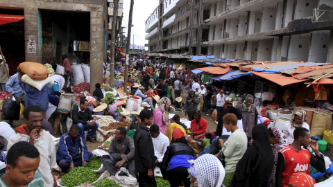 Un día cualquiera en el mercado más grande de África, Etiopía. REUTERS/Tiksa Negeri