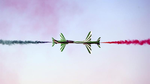 El equipo oficial de vuelo acrobático de las Reales Fuerzas Aéreas Saudíes, los Saudi Hawks, durante el espectáculo de acrobacias aéreas Al Ain, en el aeropuerto de Al Ain, Emiratos Árabes Unidos. EFE/Ali Haider