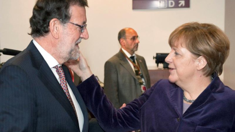 El Presidente del Gobierno español, Mariano Rajoy Brey saluda a la Canciller de Alemana, Angela Merkel, quien se ha interesado por la agresión de ayer en Pontevedra. EFE/Horst Wag