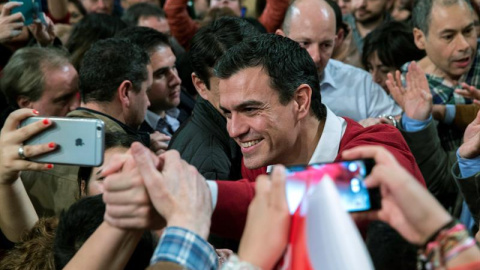 El candidato a la presidencia del Gobierno por el PSOE, Pedro Sánchez, saluda tras su intervención en el mitin qelebrado este jueves en el Auditorio Príncipe de Asturias de Torremolinos, en Málaga. EFE/Jorge Zapata El candidato a la presidencia del Gobierno por el PSOE, Pedro Sánchez, saluda tras su intervención en el mitin qelebrado este jueves en el Auditorio Príncipe de Asturias de Torremolinos, en Málaga. EFE/Jorge Zapata