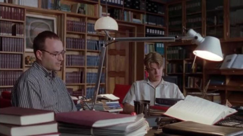 Fotograma de la película El Indomable Will Hunting (1997), donde John Mighton (izquierda) interpreta el papel de Tom, el asistente del profesor Lambeau, junto a Matt Damon (derecha)