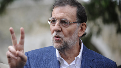 Un paseo por Cangas de Onís durante la campaña electoral.- REUTERS