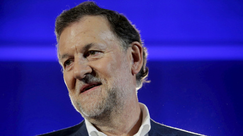 Mariano Rajoy, sin gafas, en un mitin en A Coruña en la campaña electoral para el 20-D, después de sufrir una agresión por un joven en Pontevedra. REUTERS/Miguel Vidal