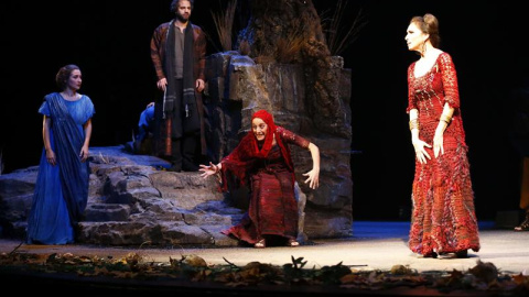 Un momento del pase gráfico de la obra 'Medea' con Ana Belén que da vida a la hechicera vengativa de la mitología griega y que el Teatro Español estrenará mañana hasta el 10 de enero 2016. EFE Un momento del pase gráfico de la obra 'Medea' con Ana Belén que da vida a la hechicera vengativa de la mitología griega y que el Teatro Español estrenará mañana hasta el 10 de enero 2016. EFE