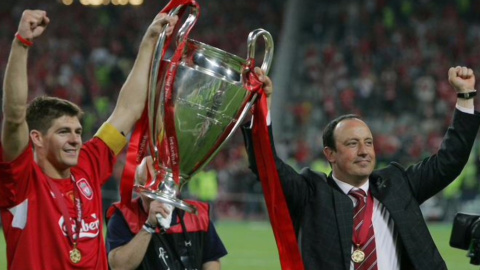 Benítez sostiene con Gerrard la Copa de Europa con el Liverpool. Benítez sostiene con Gerrard la Copa de Europa con el Liverpool.
