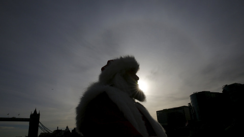 El actor John Field se disfraza de Papá Noel y pasea en un bote por el río Támesis, Londres. REUTERS/Stefan Wermuth