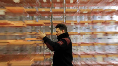 Un trabajador mueve varias urnas en los talleres municipales de donde hoy salen las urnas hacia los distintos colegios electorales para que todo esté listo para los comicios del próximo domingo. EFE/Marta Pérez