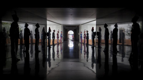Militares venezolanos participan en los actos conmemorativos del 185 aniversario de la muerte del prócer independentista venezolano Simón Bolívar. Caracas, Venezuela. EFE/Miguel Gutiérrez