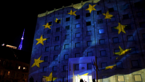 La bandera europea es proyectada en el edificio del Gobierno de Tbilisi, Georgia. REUTERS/David Mdzinarishvili