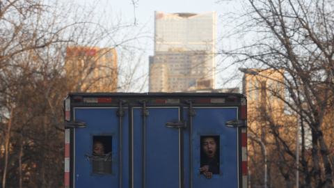 Dos hombres en un camión. Pekín, China. REUTERS/Kim Kyung-Hoon