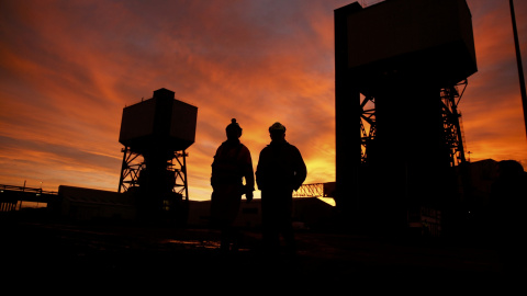 Los mineros de Kellingley durante su último día de la operación en el norte de Yorkshire, Inglaterra. Kellingley es la última mina de carbón de profundidad para cerrar en el país. REUTERS/Phil Noble