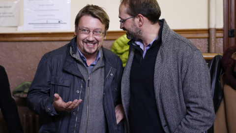 El cabeza de lista de En Comú Podem, Xavier Domènech (i), conversa con el presidente de ICV, Joan Herrera, poco antes del mitin final de campaña. EFE/Alejandro García El cabeza de lista de En Comú Podem, Xavier Domènech (i), conversa con el presidente de ICV, Joan Herrera, poco antes del mitin final de campaña. EFE/Alejandro García