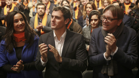 El líder de Ciudadanos, Albert Rivera, flanqueado por la portazoz municipal del partido, Begoña Villacis, y el exprimer ministro belga Guy Verhofstadt, presidente del Grupo de la Alianza de Demócratas y Liberales por Europa (ALDE), en el in