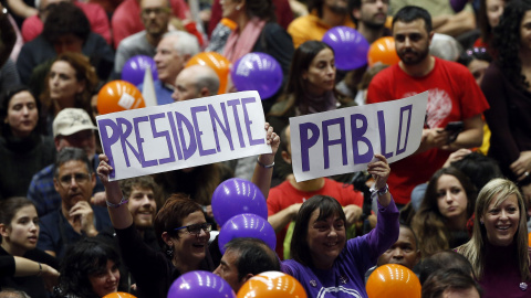 Unos asistentes al mitin de cierre de campaña de Podemos en el Pabellón de la Fuente de San Luis de Valencia sostienen unos carteles que dicen 'Presidente Pablo'. EFE/Kai Försterling Unos asistentes al mitin de cierre de campaña de Podemos en el Pabellón de la Fuente de San Luis de Valencia sostienen unos carteles que dicen 'Presidente Pablo'. EFE/Kai Försterling