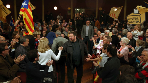 El presidente de ERC, Oriol Junqueras, saluda a los asistentes a su llegada al Teatre Principal de Sabadell para el acto final de campaña de los republicanos. EFE/Toni Albir