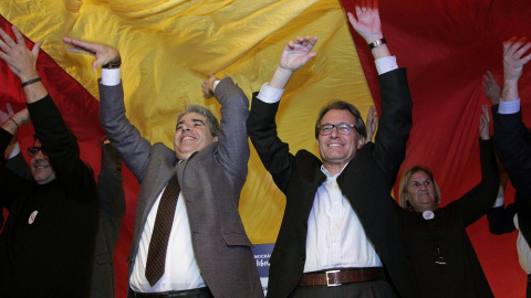 El presidente de la Generalitat en funciones, Artur Mas, junto al cabeza de lista de de Democràcia i Llibertat (DiL), Francesc Homs, durante el mitin final de campaña en Barcelona. EFE/Marta Pérez El presidente de la Generalitat en funciones, Artur Mas, junto al cabeza de lista de de Democràcia i Llibertat (DiL), Francesc Homs, durante el mitin final de campaña en Barcelona. EFE/Marta Pérez