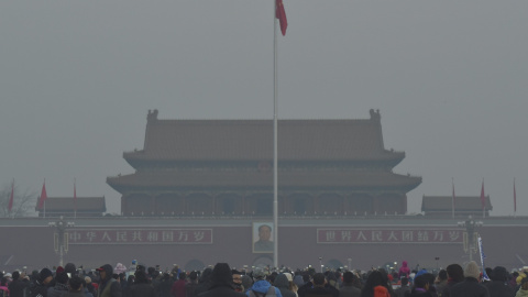 La ciudad perdida de Pekín, oculta tras una espesa niebla de polución, en una imagen tomada a plena luz del día. La capital china amaneció este sábado con unos niveles de contaminación por debajo de lo esperado en el primer día de la nueva 