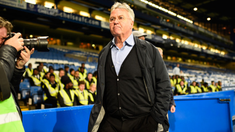 Hiddink, en Stamford Bridge después del partido del Chelsea. Reuters / Dylan Martínez Hiddink, en Stamford Bridge después del partido del Chelsea. Reuters / Dylan Martínez